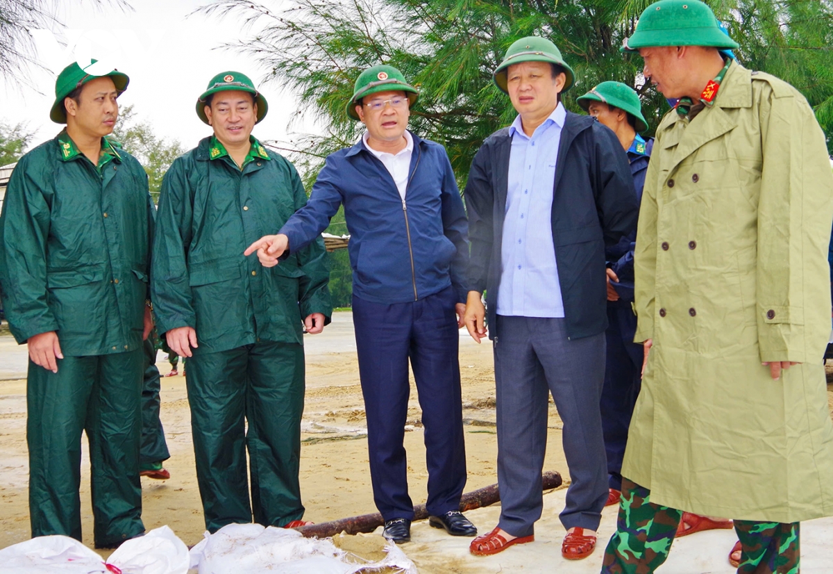 Bí thư Tỉnh ủy Thừa Thiên Huế kiểm tra, chỉ đạo ứng phó bão số 6